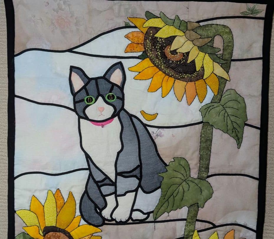 ハンドメイド ステンドグラスキルトタペストリー　猫とひまわり