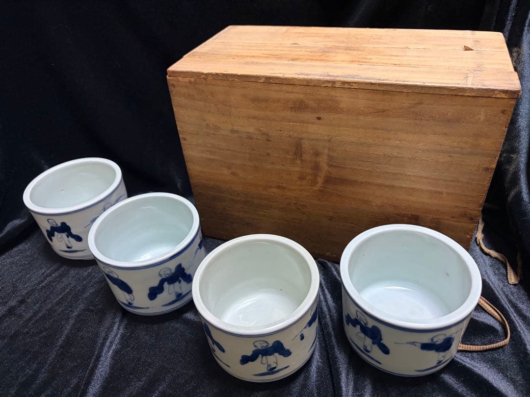青白磁の絵柄 お猪口 中国大明成化年製整理品骨董品 時代物 4個セット古箱有り