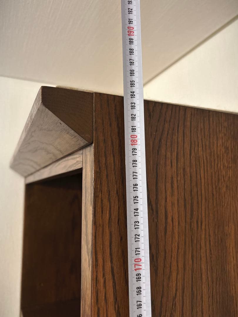 重厚　古くてしっかりした本棚