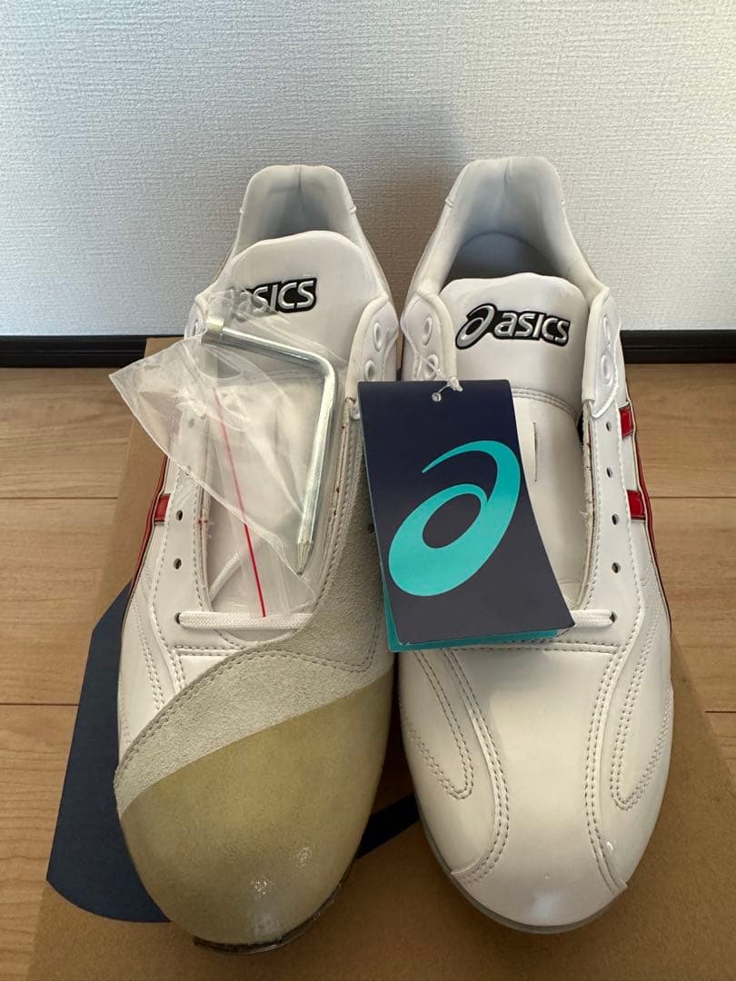 【新品未使用】asics スパイクシューズ ホワイト/レッド（28.0㌢）