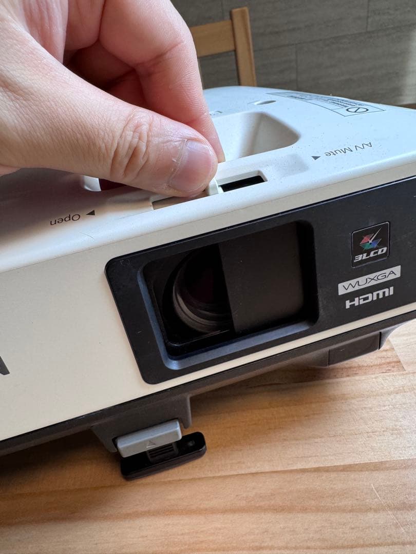 EPSON 1985WU HD プロジェクター高輝度4800lm HDM対応美品