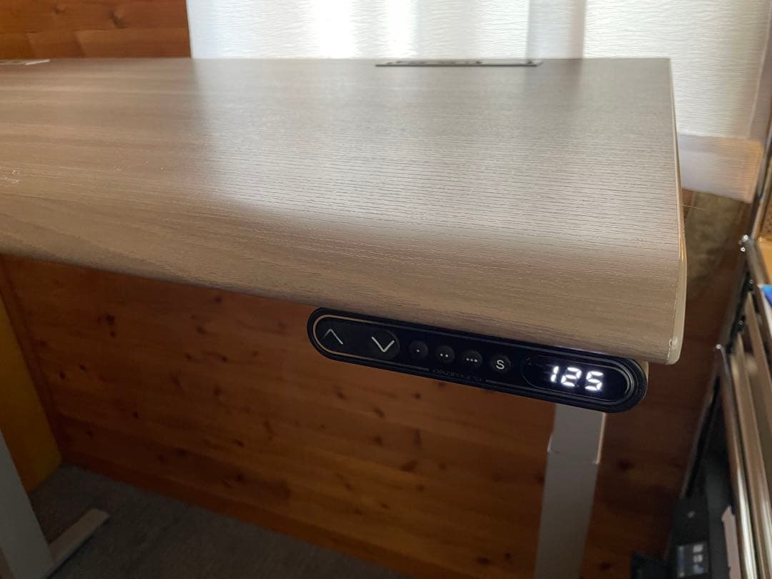 オカムラ 自動昇降デスクSwift 天板幅135×奥行67cm 25万円超