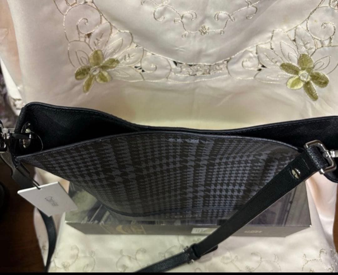 新品タグ   斜めがけ◎千鳥格子レザー ショルダーバッグ