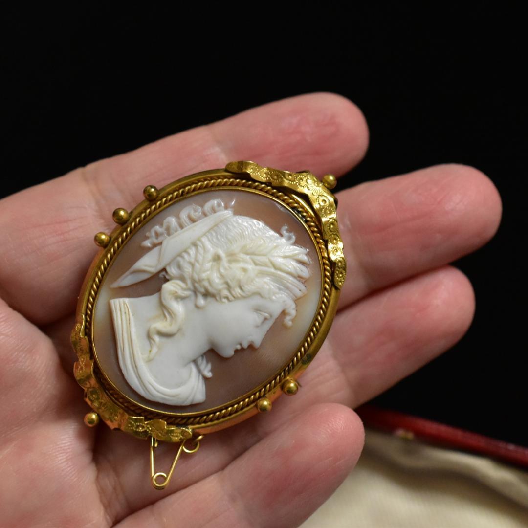 ねね　断捨離中 豊穣の女神デメテルシェルカメオブローチ 彫金リボンフレーム