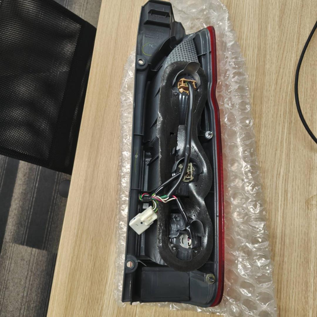 ハイエース　左テールランプ