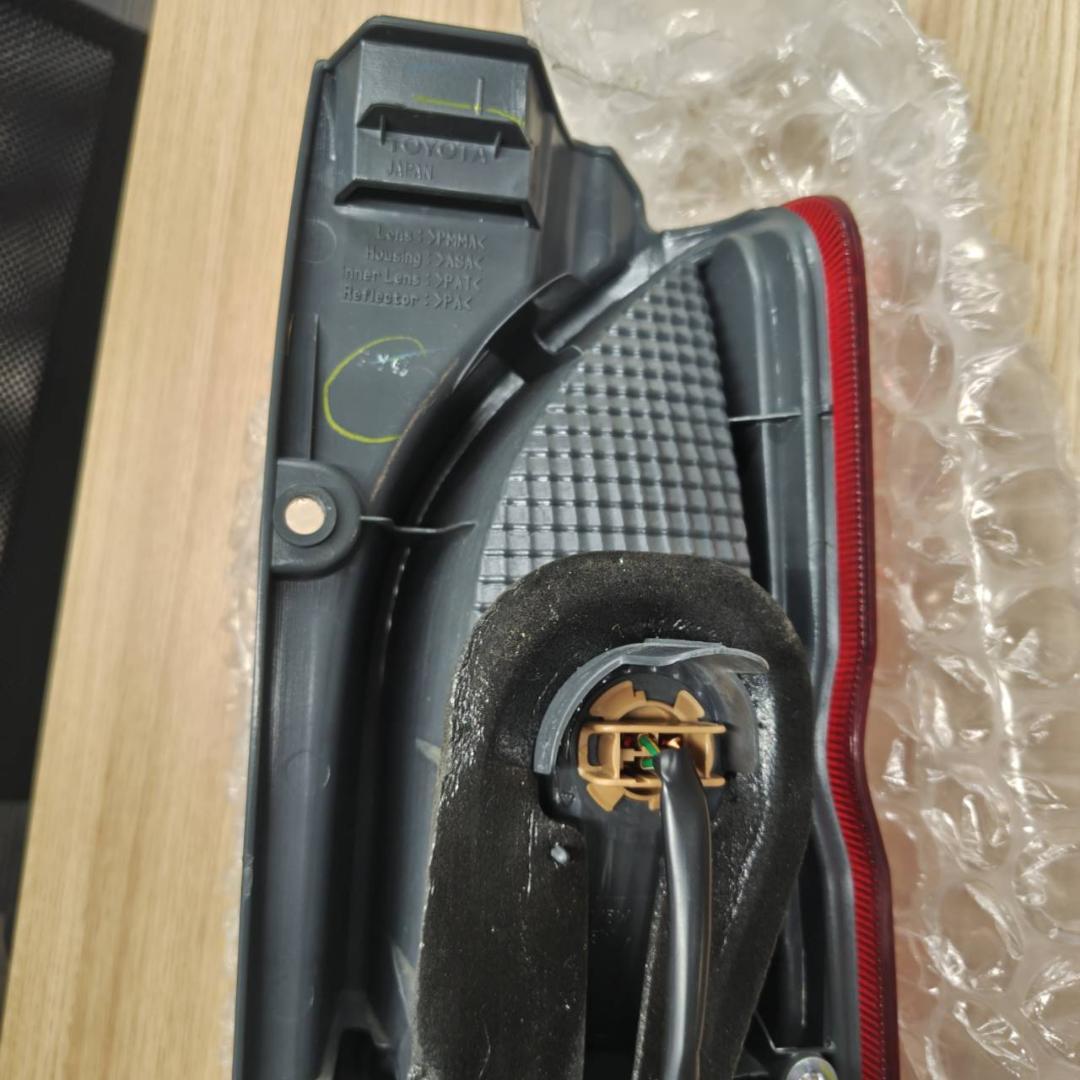 ハイエース　左テールランプ