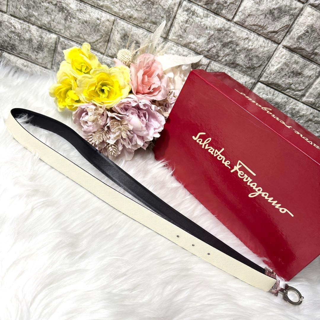 サルヴァトーレフェラガモ ダブルガンチーニ バックル レザー細ベルト アイボリー