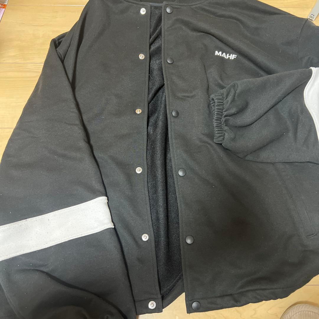 MAHF 前開きスタジャン風 ロゴ刺繍 グラトリ マーフ ユニセックス