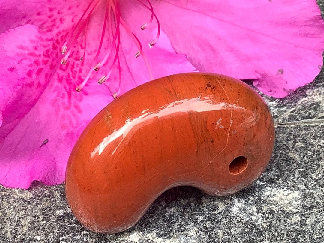 ✳売り尽くし希少玉　佐渡の赤玉石勾玉特大1点　幸運の赤‼️ 鑑別書付本物を‼️