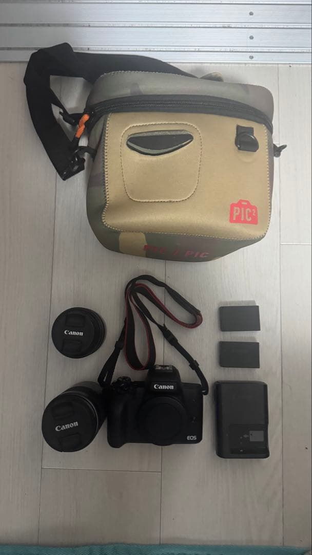 Canon EOS Kiss M2ダブルズームキット ブラック