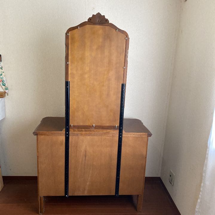 アンティーク風の三面鏡です　輸入住宅にも合いそうです