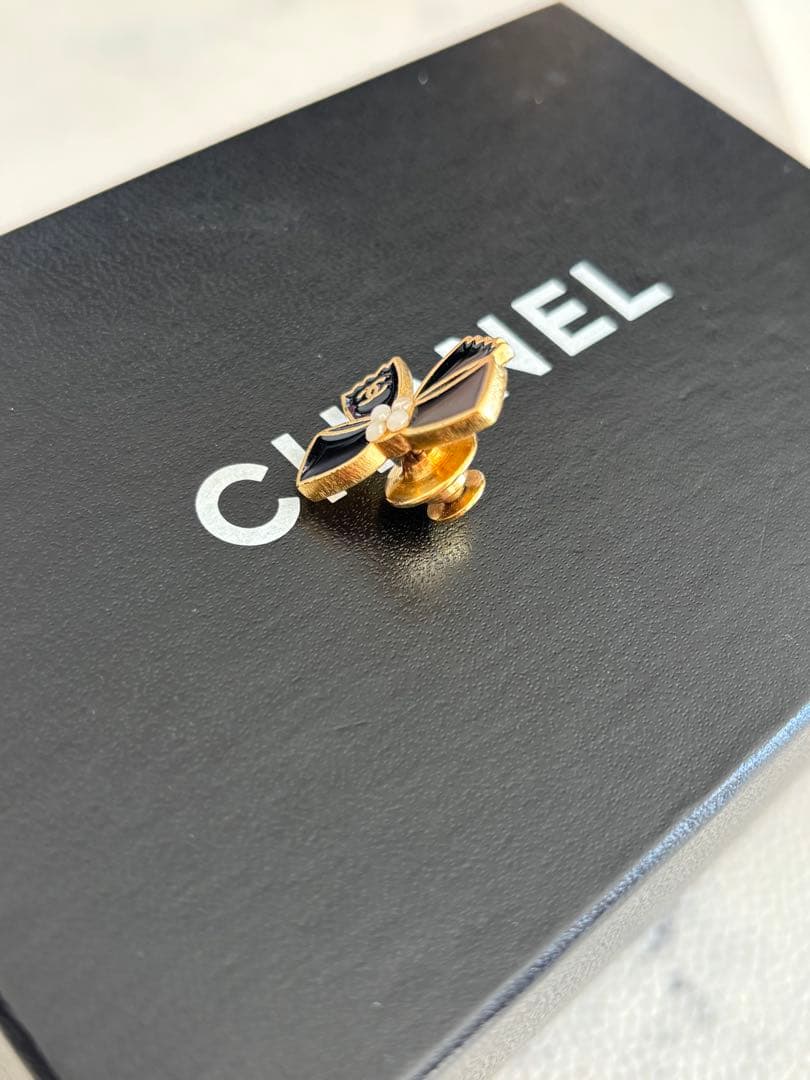 KokoCHANEL本物 リボンモチーフのブローチピン ヴィンテージ