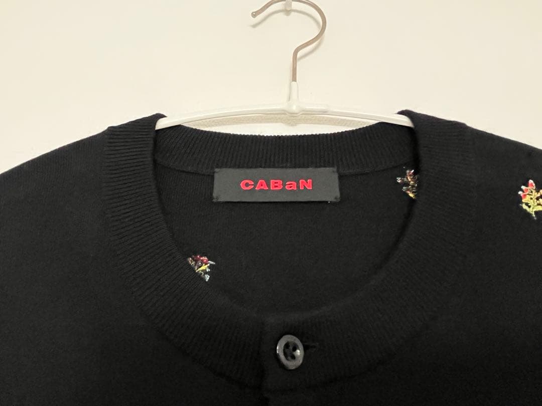 CABaN コットンカシミヤ フラワーエンブロイダリーカーディガン　ブラック系
