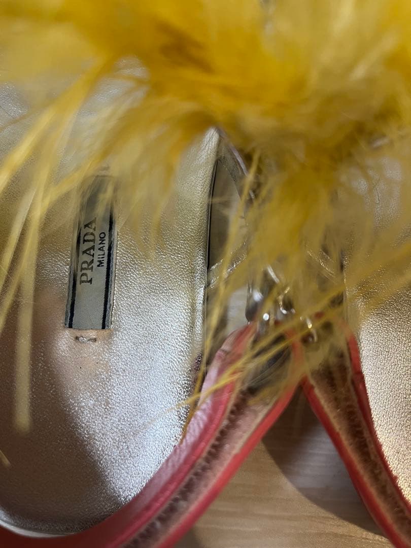 PRADA 羽根装飾 シルバーサンダル