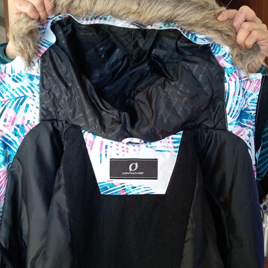 人気のONYONE　新品未使用タグ付き　スキーウェア上下（女性用）