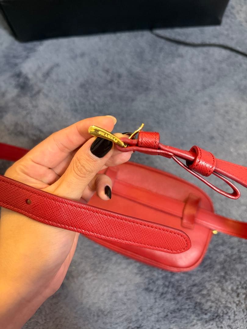 PRADA レッド ボディバッグ