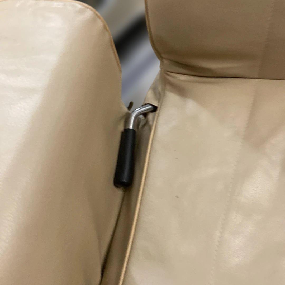 ベージュ アームレスト付き回転座椅子 リクライニング式