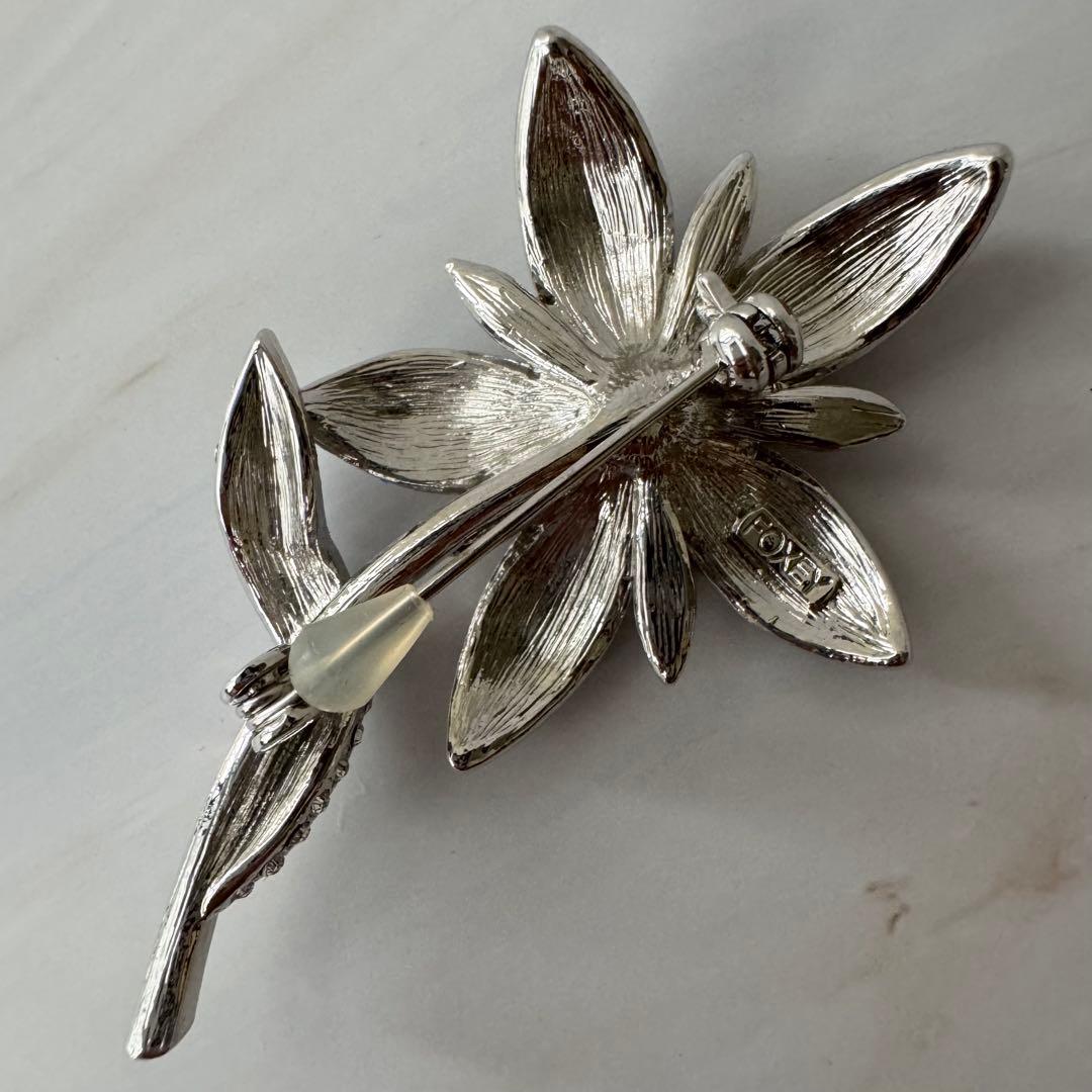 【フォクシー FOXEY】シャイニー フラワーラインストー ブローチ シルバー