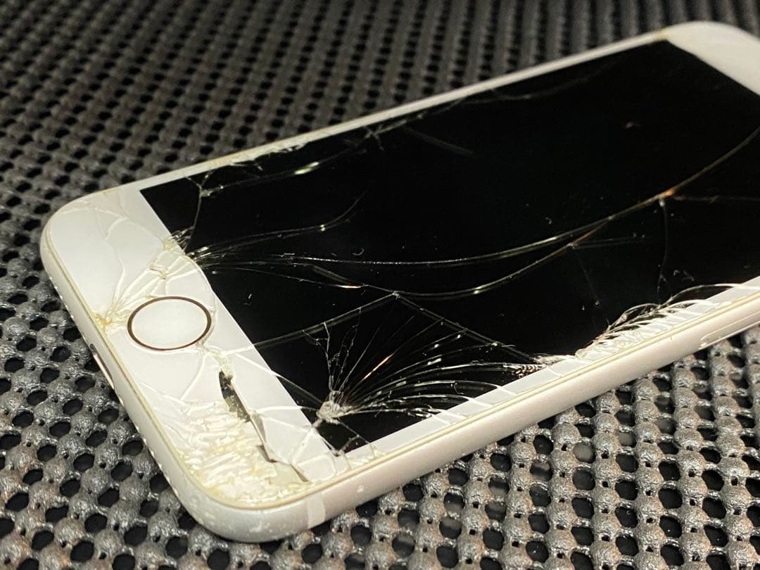 N135 iPhone8 64GB シルバー SIMロック解除済