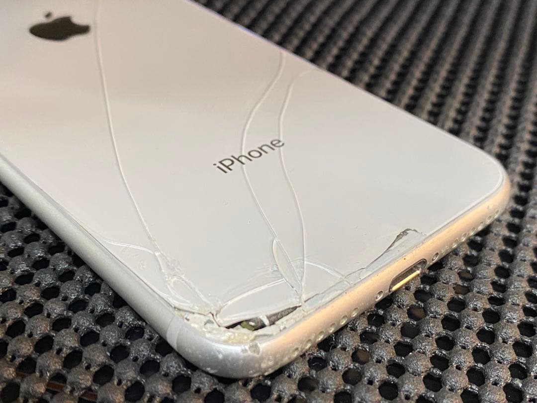 N135 iPhone8 64GB シルバー SIMロック解除済