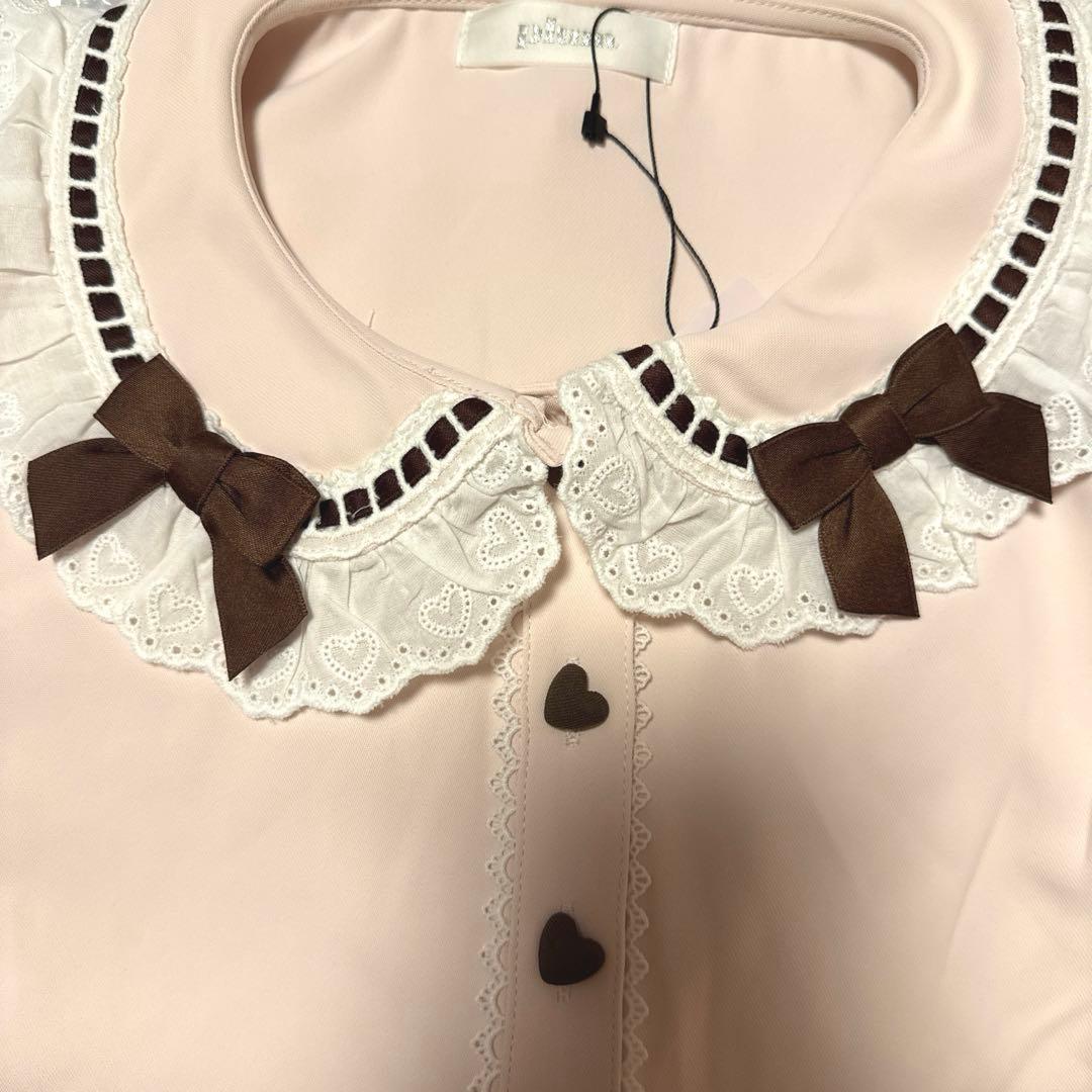 pium コットンフリルハートボタンブラウス