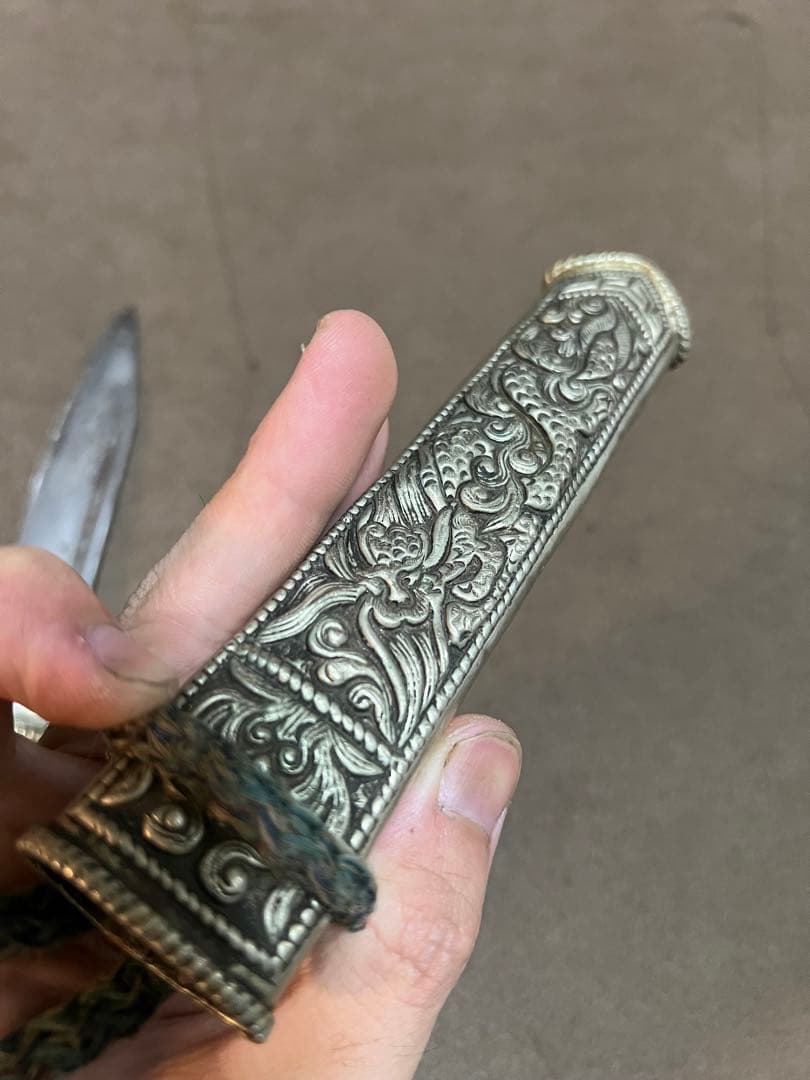 小山手作り包丁3本と模様入りのダガーナイフ1本のセットです。