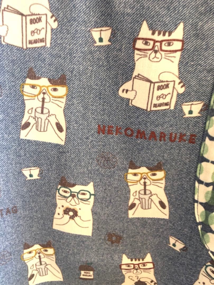 猫柄エプロン　保育士エプロン　春夏　ネコ　ねこ　猫　かわいい　おしゃれ　クスグル