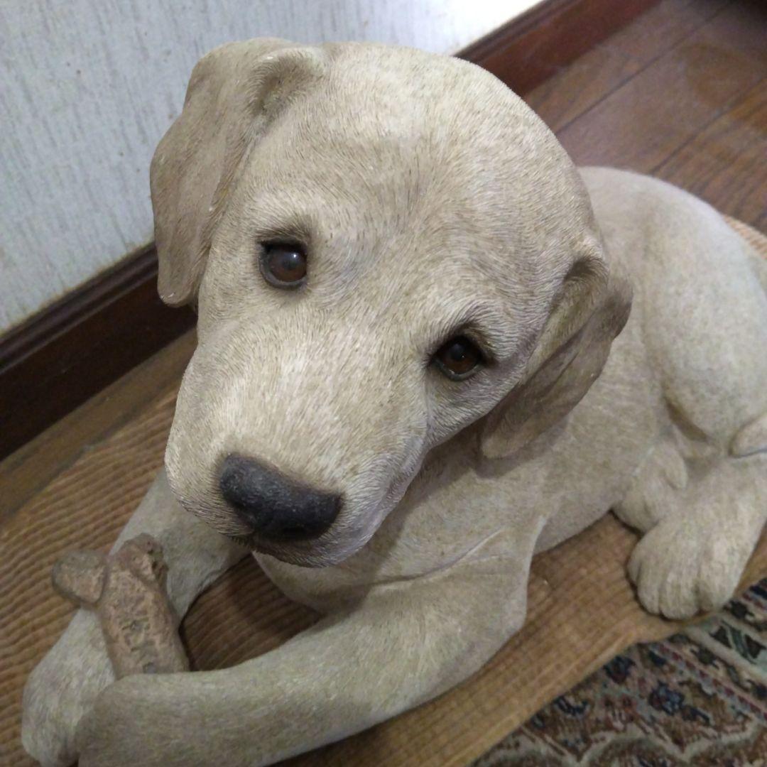 犬の彫刻 樹脂製 クリーム色