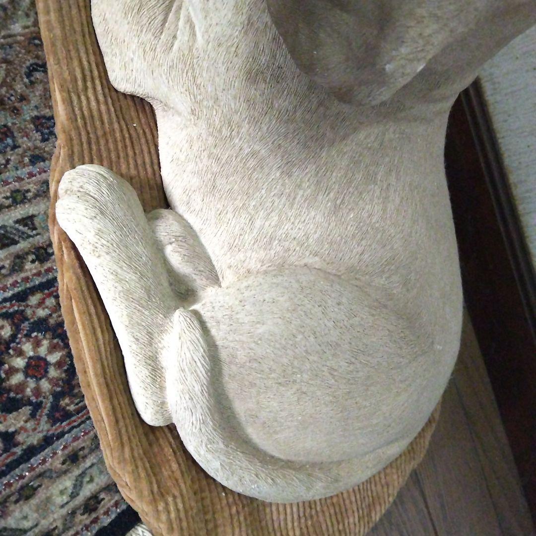 犬の彫刻 樹脂製 クリーム色