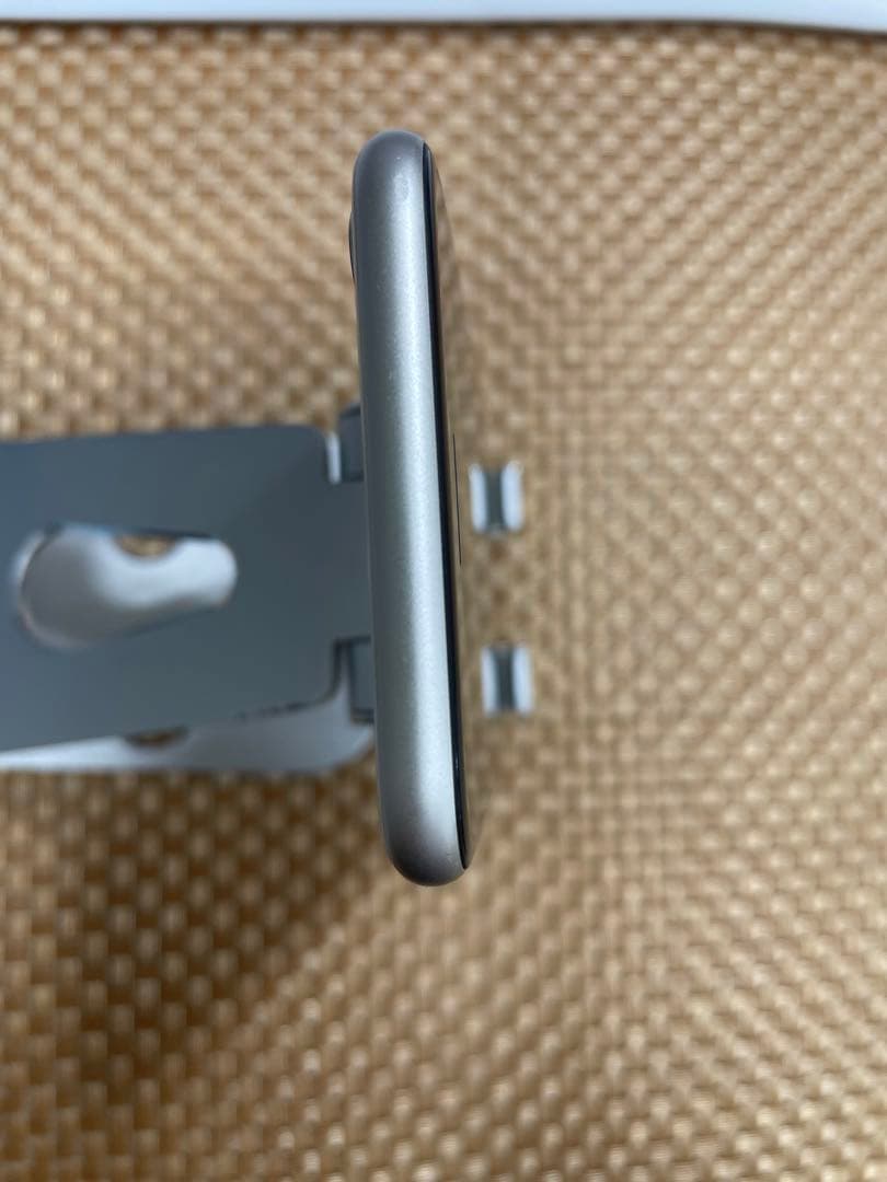 iPhone SE 第3世代 128 スターライトSIMフリー【2890】