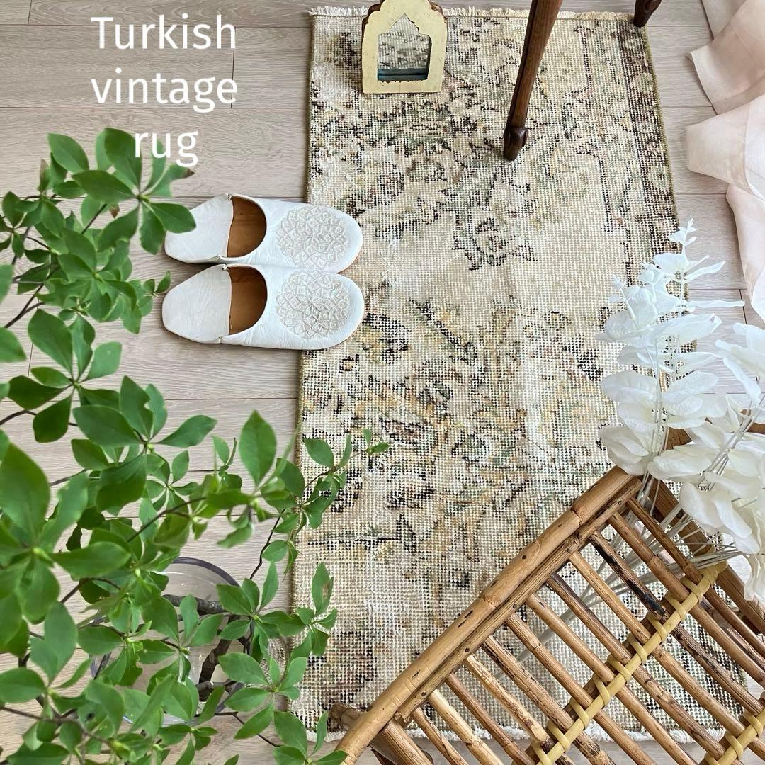 ミルキーベージュ50×100✳︎淡グリーンフラワー　ココア　トルコヴィンテージラグ