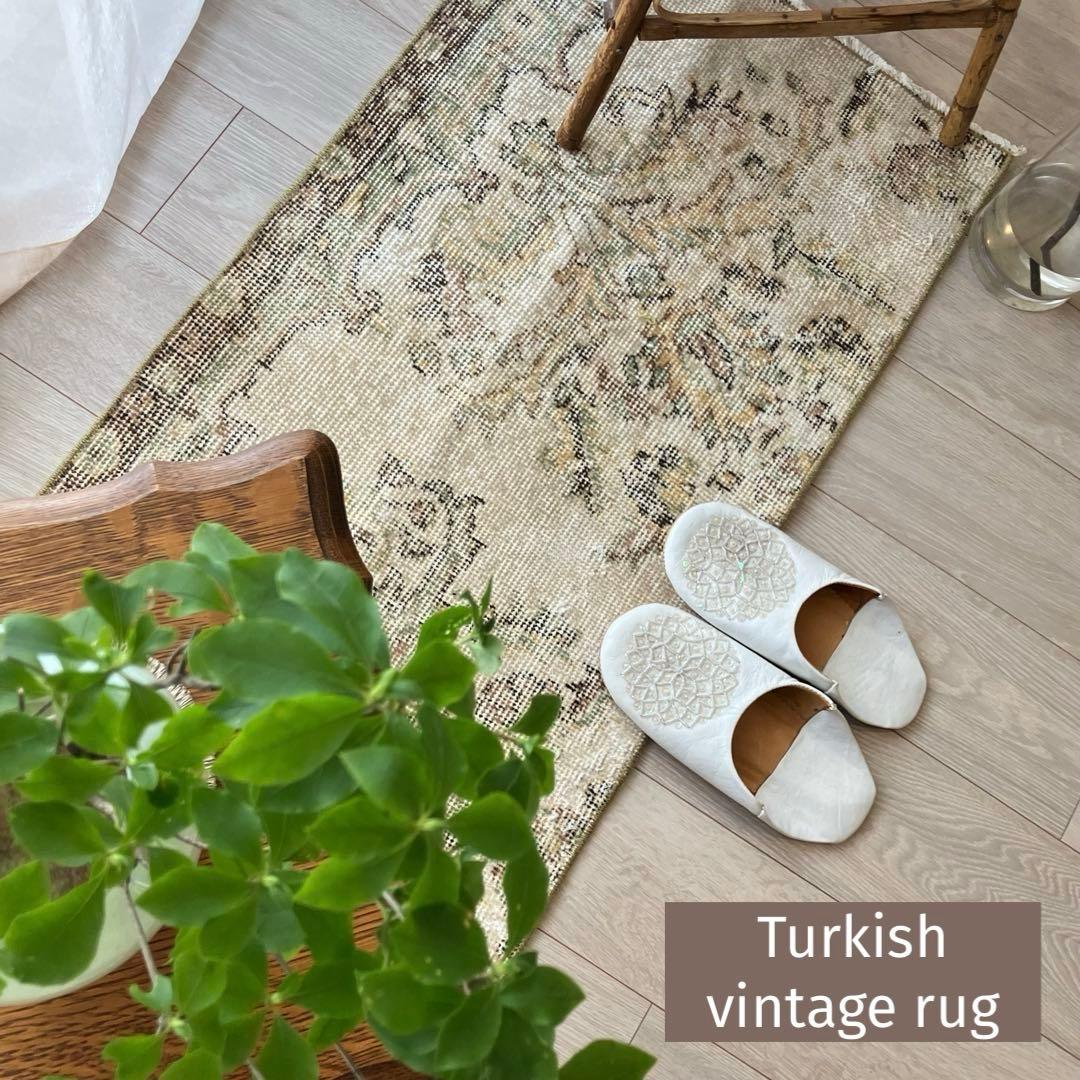 ミルキーベージュ50×100✳︎淡グリーンフラワー　ココア　トルコヴィンテージラグ