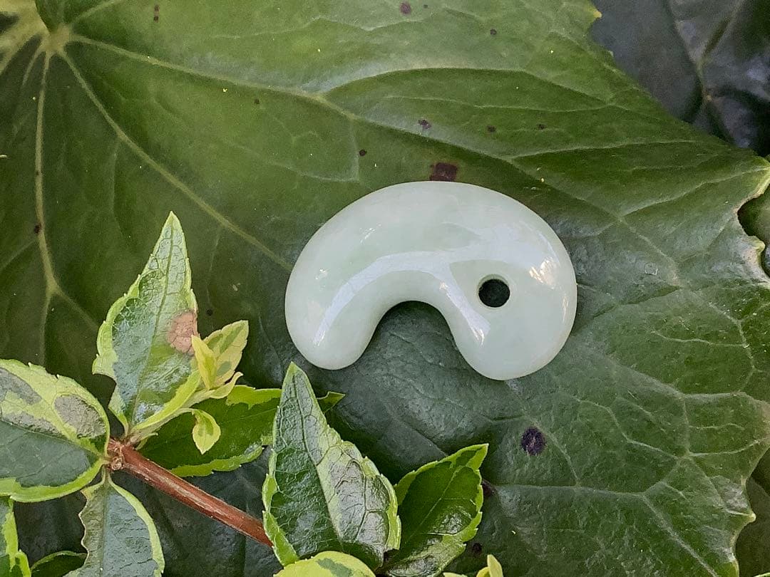 ✳古代からの開運石　糸魚川翡翠ジェダイト勾玉　幸運の守護石です　機械鑑定鑑別書付