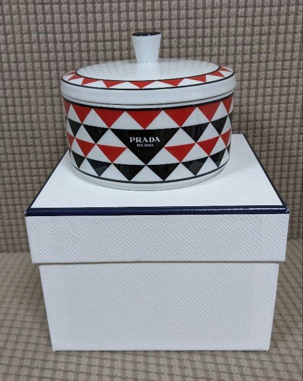 PRADA　ジュエリーボックス♪　ポーセリン　　箱あり　新品未使用　陶器