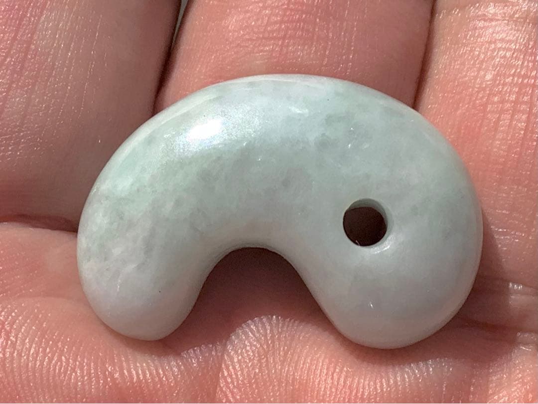 ✳ 20万円以上の品質‼️ 糸魚川翡翠勾玉　透過抜群　開運本物守護石　鑑別書付を‼️