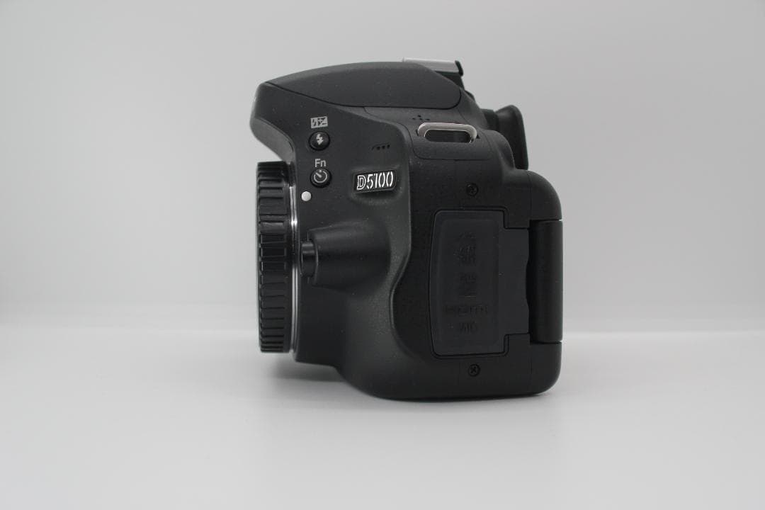 （美品）　NIKON ニコン　D5100 純正バッテリー　純正充電器付き　動作品