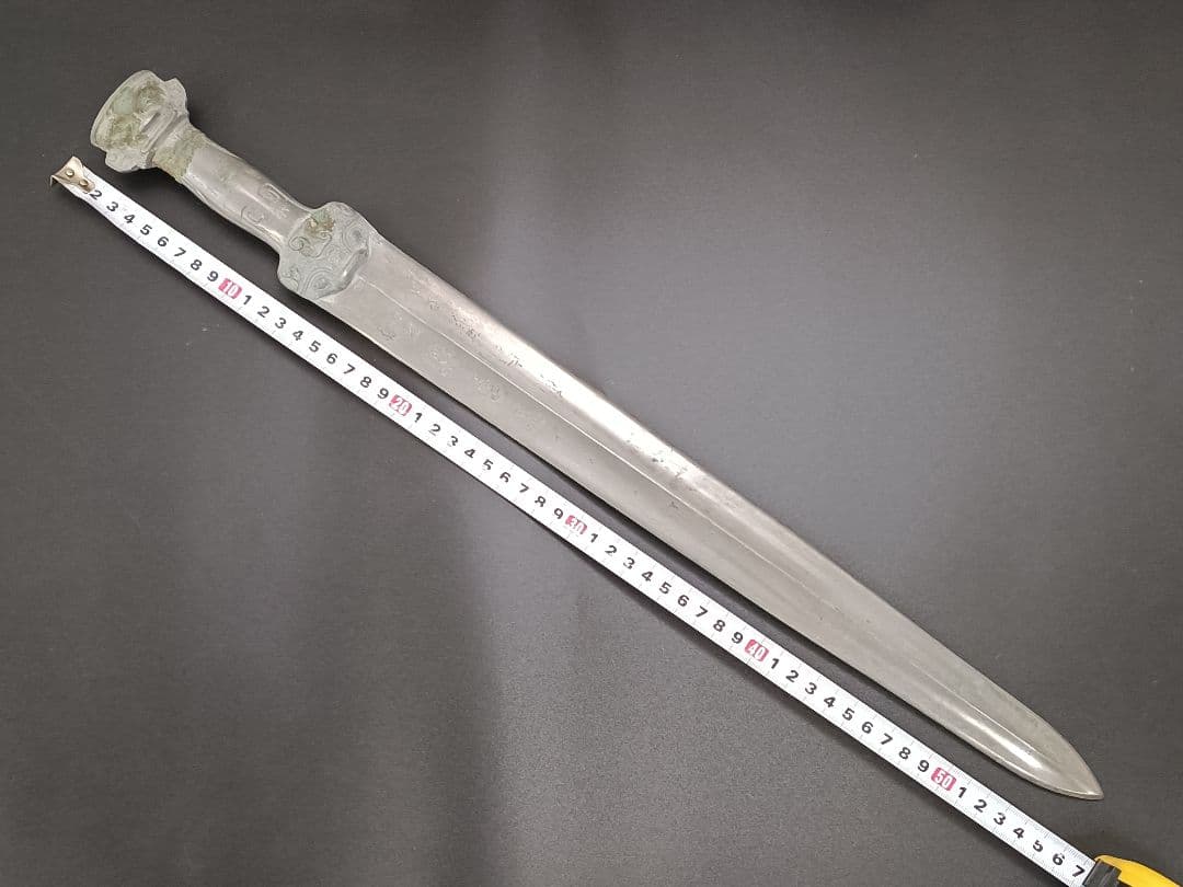 M02銅製置物　中国青銅器　銅剣　錫メッキ人首形鍔　インテリア置物　長さ55CM