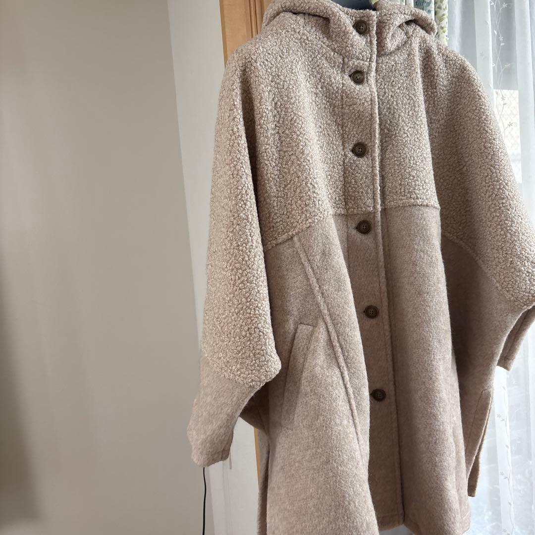 フード付きベージュボアコート