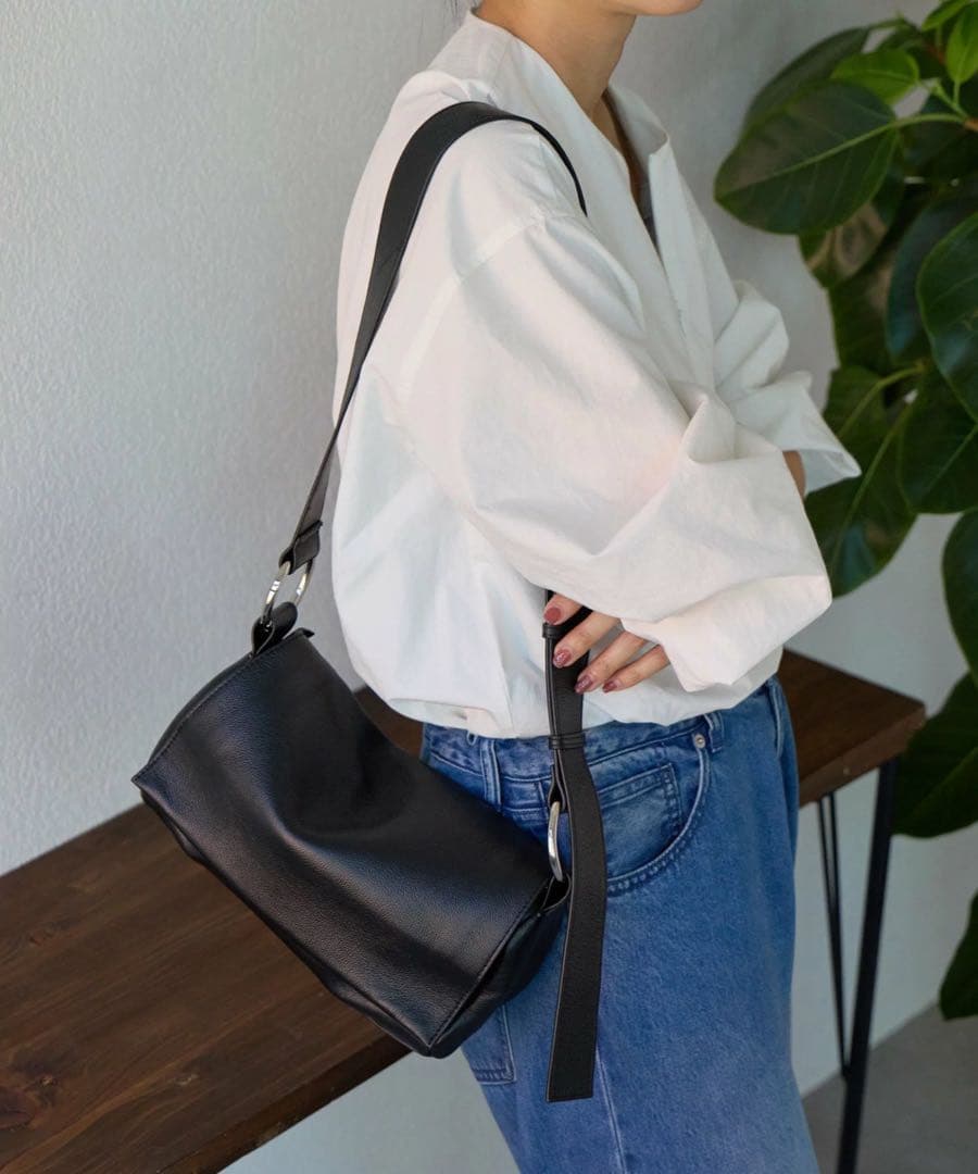 ビアズリーレザーボディバッグ