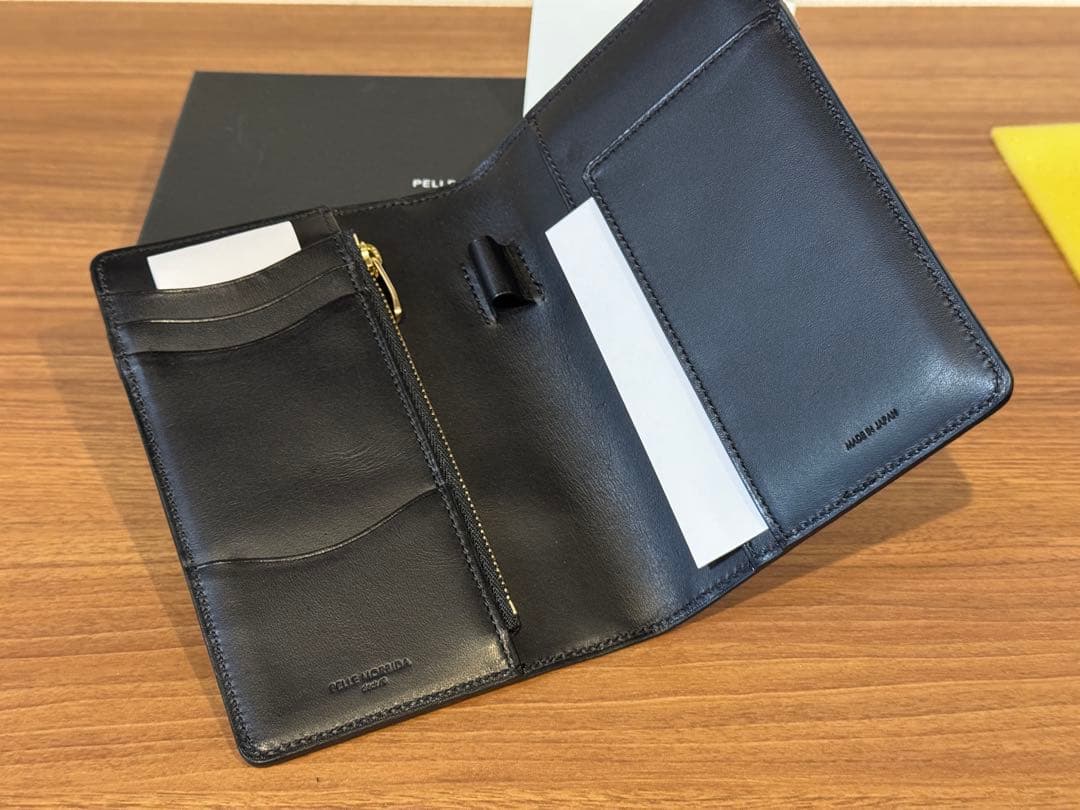 Pelle Morbida ブラックパスポートケース
