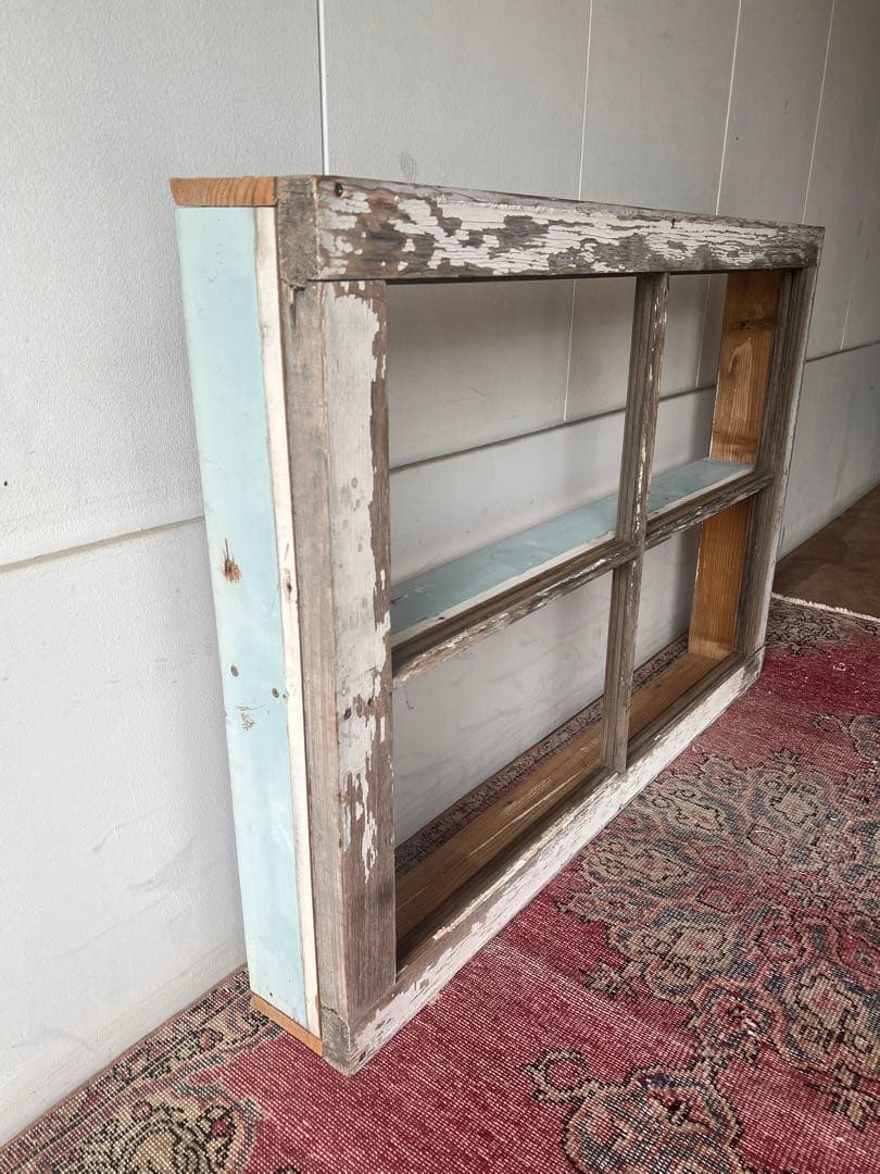 アンティークの木製窓枠の棚です。