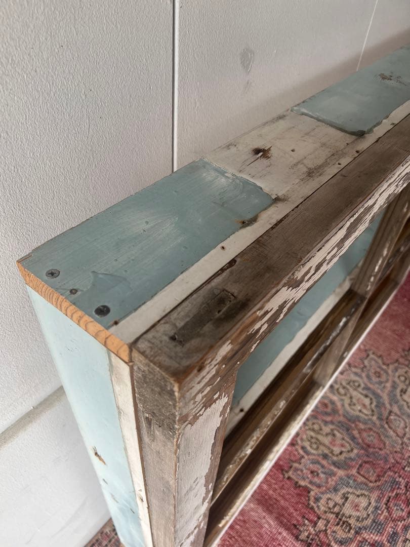 アンティークの木製窓枠の棚です。