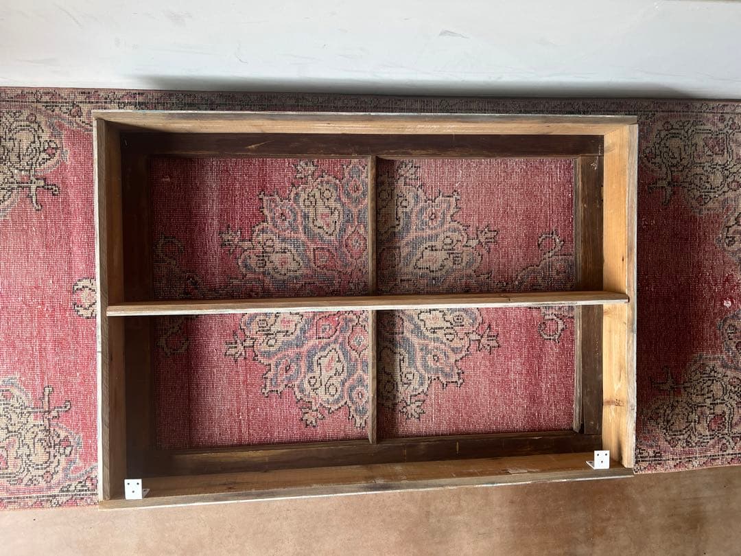 アンティークの木製窓枠の棚です。