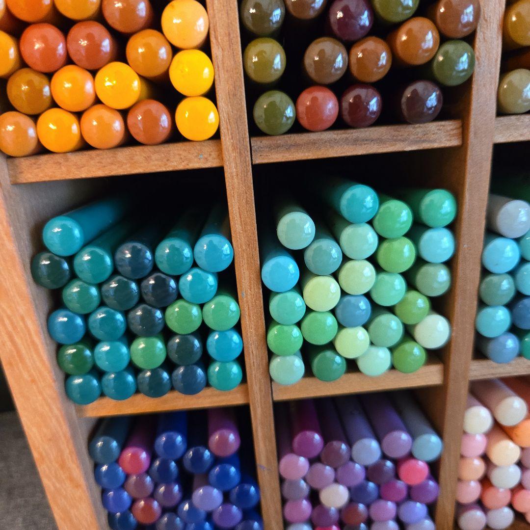 色鉛筆セット（500色）木製収納ラックに入れて