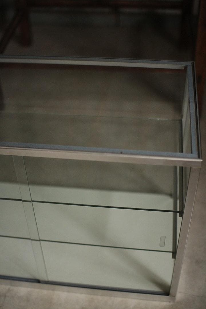 古いアルミフレームの卓上全面ガラスケース　収納棚　キッチン収納　古家具　古道具