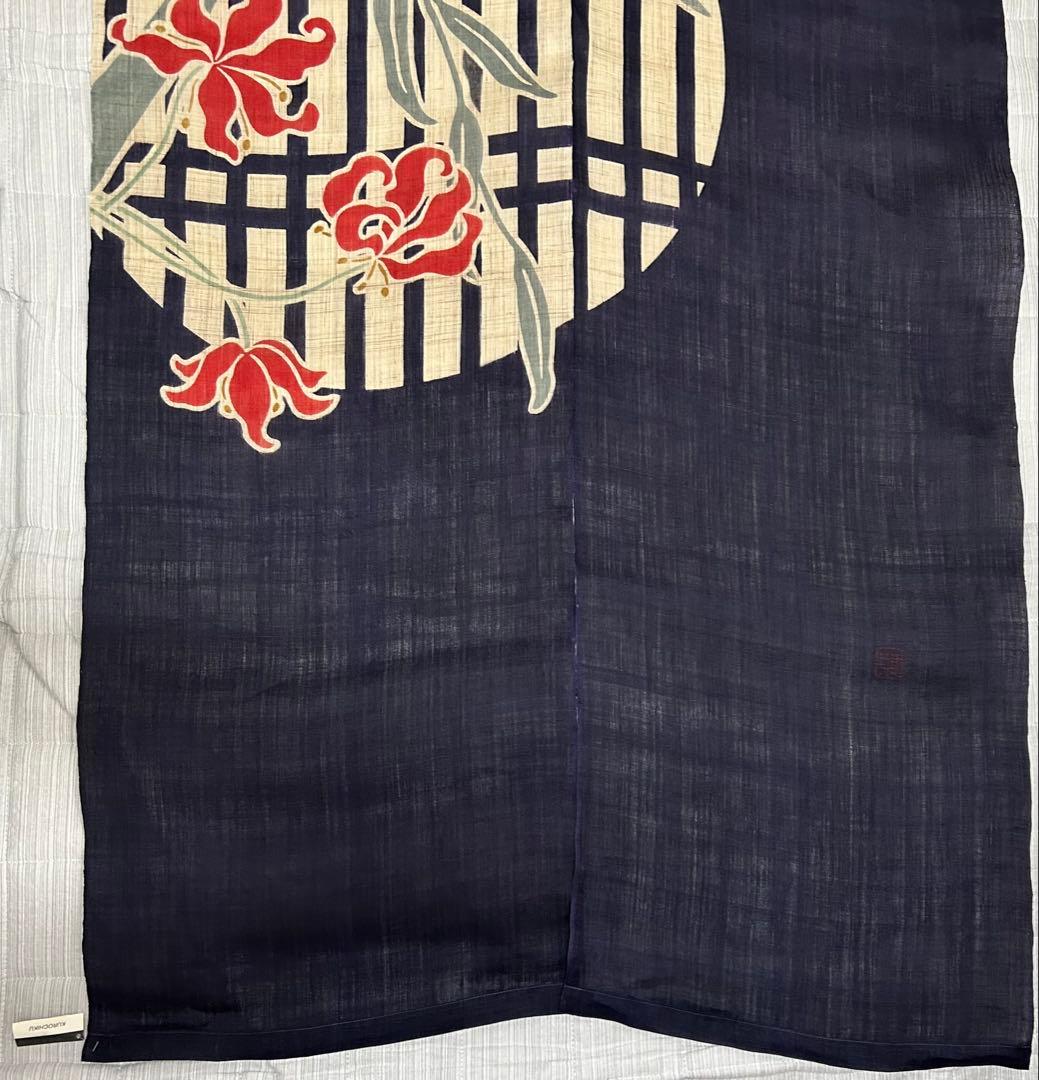 紅い花柄の暖簾