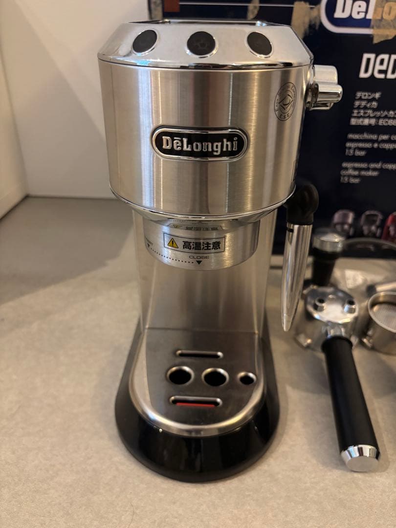 DeLonghi Dedica EC680M シルバー エスプレッソマシン