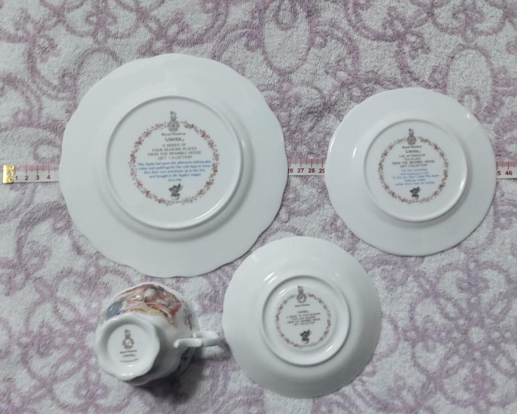 ロイヤルドルトン　冬　ブランブリーヘッジ