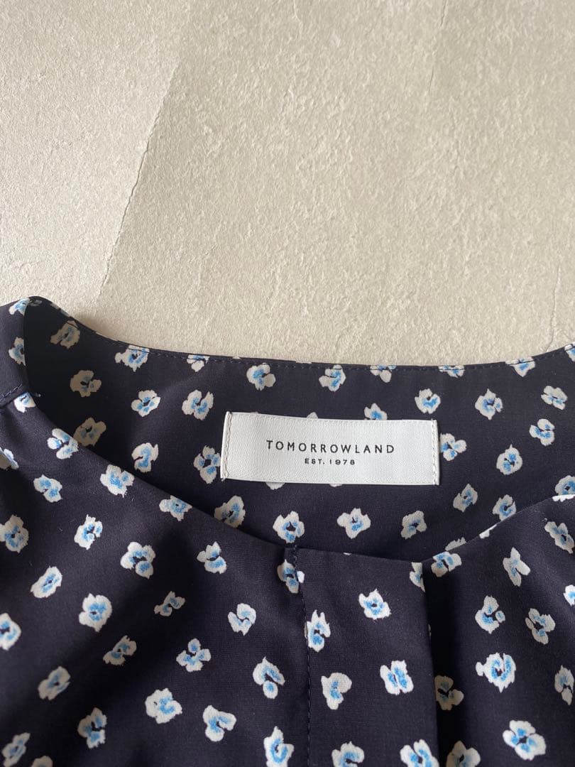 トゥモローランド TOMORROWLAND 小花柄とろみノーカラーブラウス