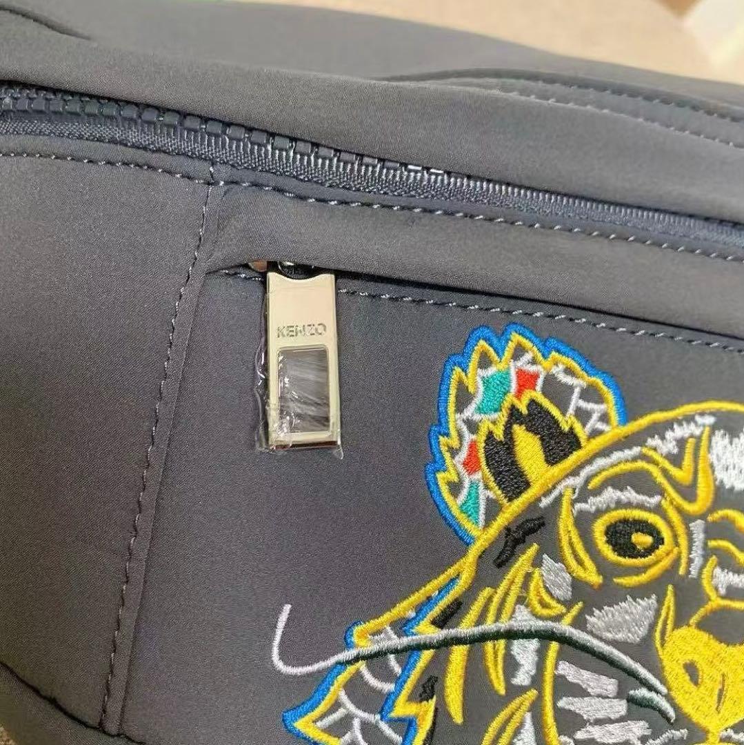 KENZO 虎の刺繍なグレーのナイロンショルダーバッグ